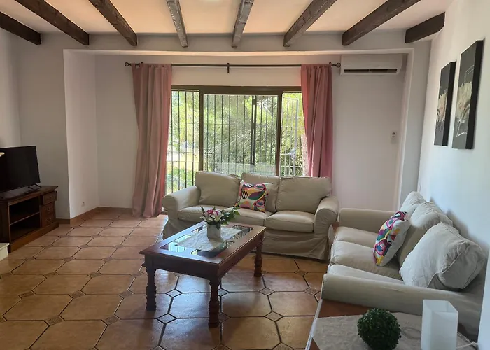 Casa De 5 Cerca De La Playa En Elviria Marbella