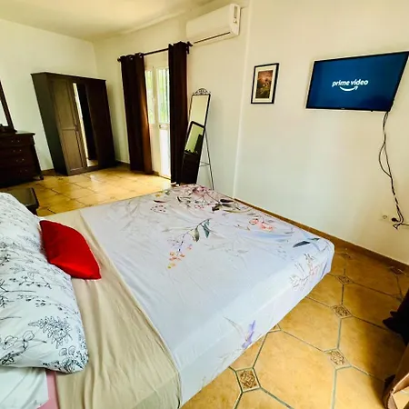 Casa De 5 Cerca De La Playa En Elviria *