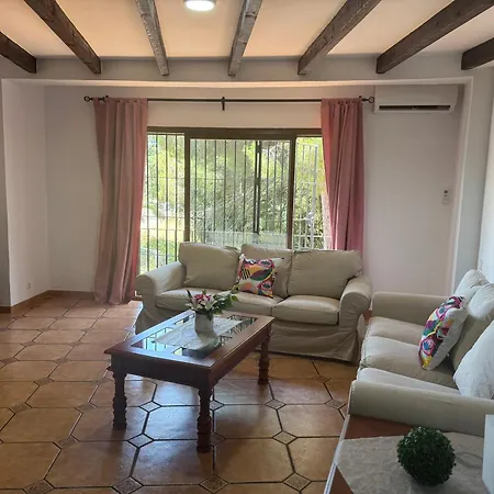 Casa De 5 Cerca De La Playa En Elviria Marbella